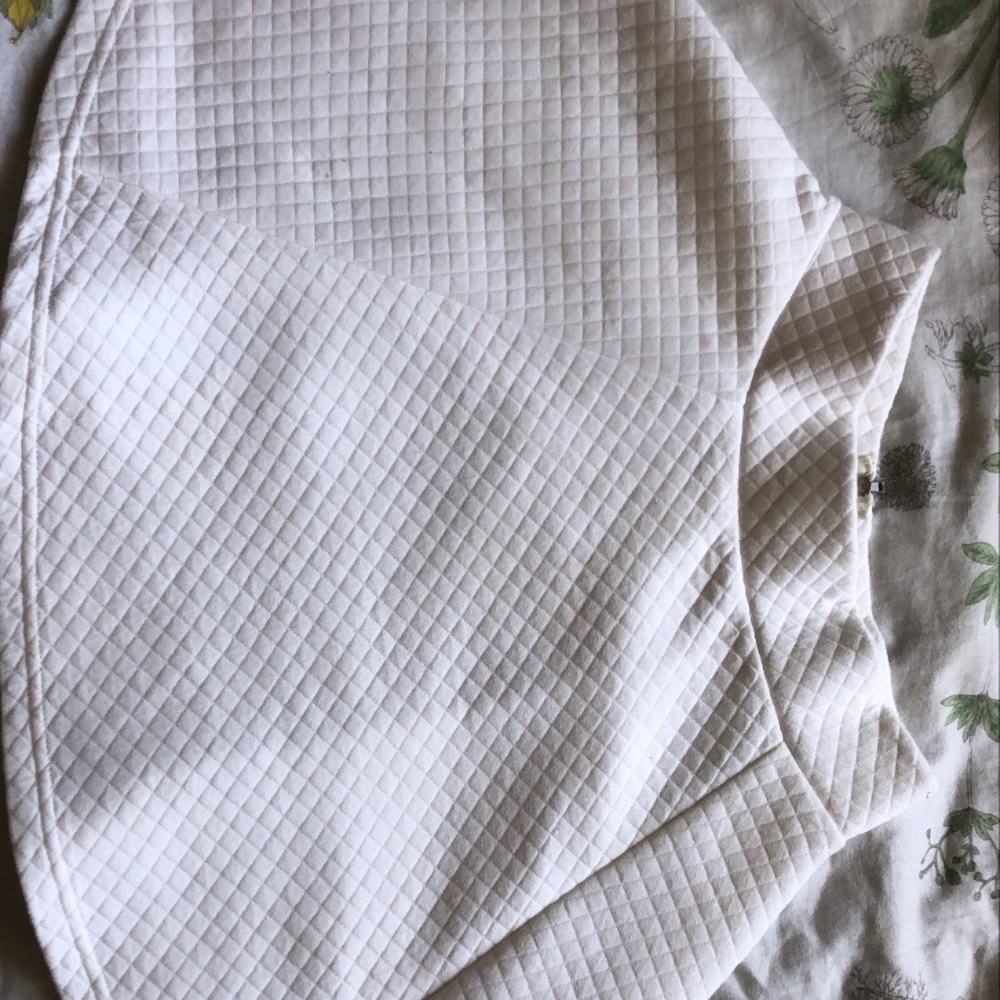 Adorable brand new H&M skirt in white.